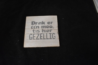 Drink er één mee, t'is hier gezellig Onderzetter